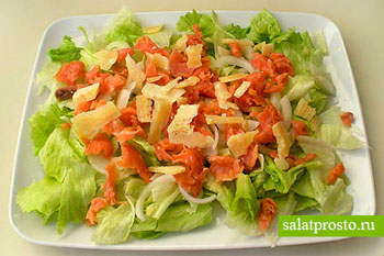 recept-salat-ajsberg-s-lososem-i-syrom-parmezan