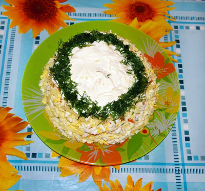   6 слой - яйца (постараться яйцами укрыть весь салат, как верх, так и боковые части) + майонез;