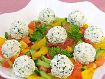 овощной салат с сырными шариками