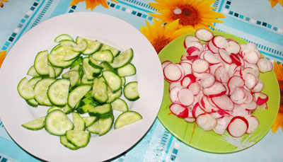 салат витаминный огурцы с редисом