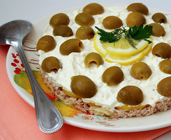 салат тунец с лимоном и оливками