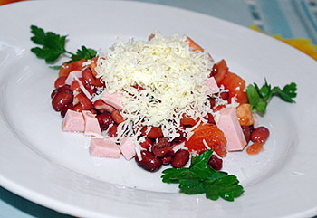 салат сытный с ветчиной, помидором и фасолью