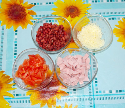 салат сытный с ветчиной, помидором и фасолью