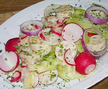салат из боварских колбасок, лука и редиса