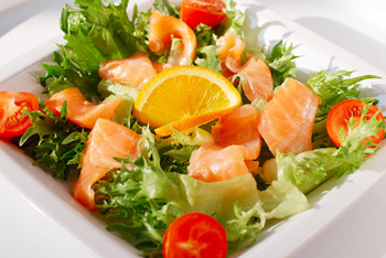 легкий салат с лососем