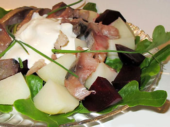 салат из копченой скумбрии со свеклой и картофелем и хреном