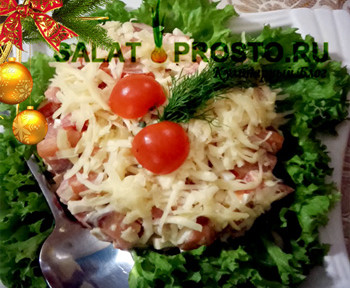 салат новогодний из семги, сыра, помидоров черри и листьев салата