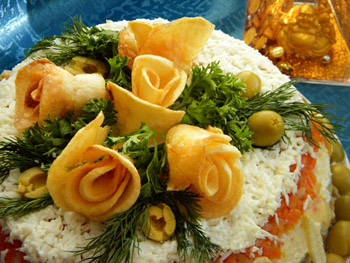 Салат торт праздничный из крабовых палочек, сыра, яйца и майонеза