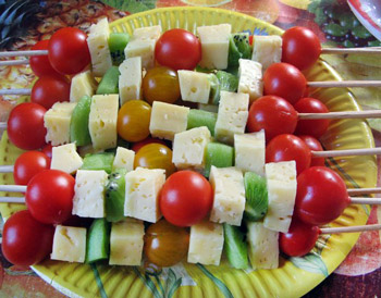 салат шашлычок из сыра, помидоров черри и киви