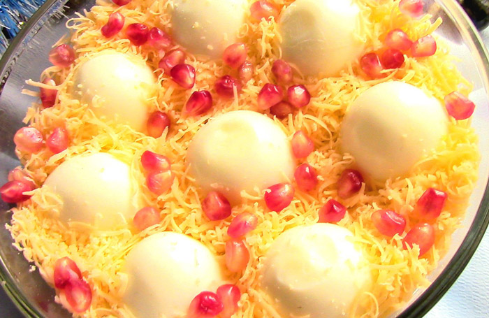 салат снежные сугробы из куриного филе и фаршированных яиц