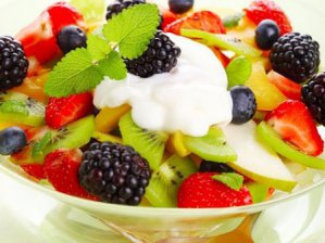 салат фруктовый с ягодами и мороженым