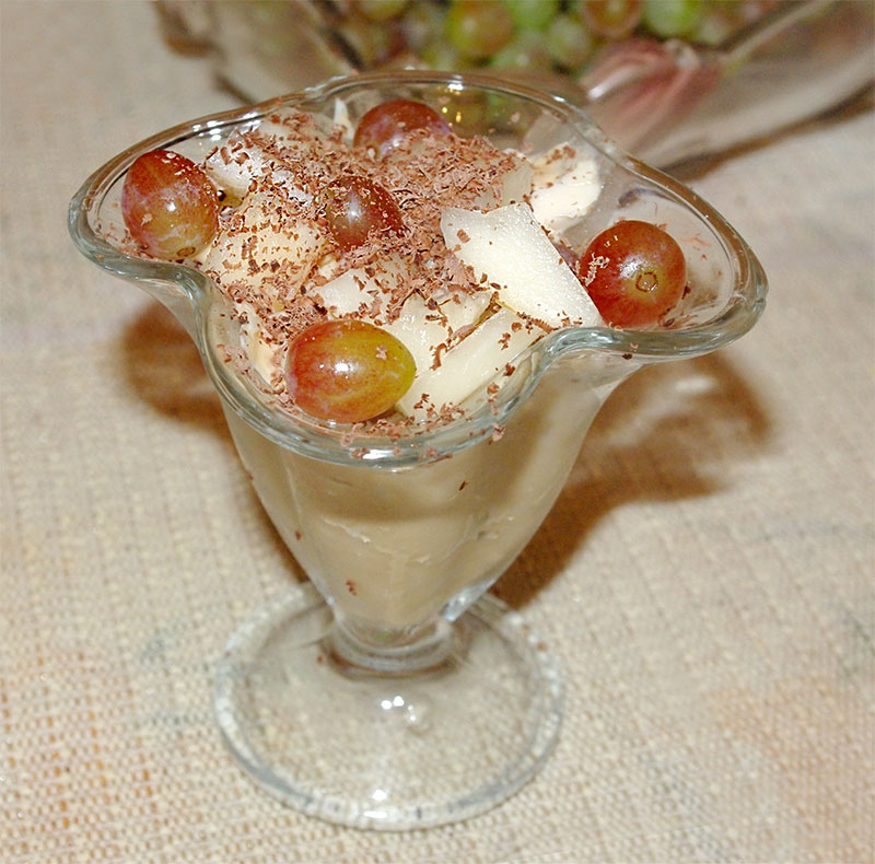Салат фруктовый с яблоком, грушей и виноградом